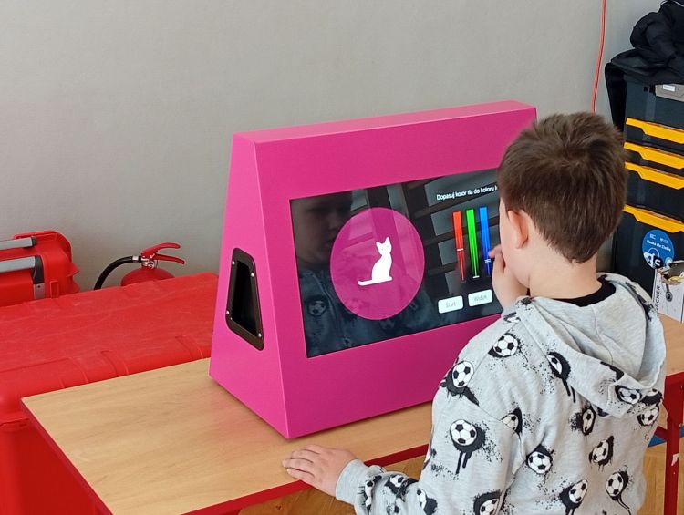 Naukobus w&nbsp;Gorzycach. Interaktywna wystawa Centrum Nauki Kopernik przyciągnęła uczniów