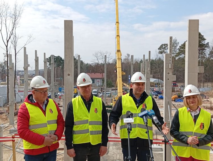 Skatepark, trampoliny i&nbsp;ścianka wspinaczkowa. Nowe centrum w&nbsp;Stalowej Woli coraz bliżej