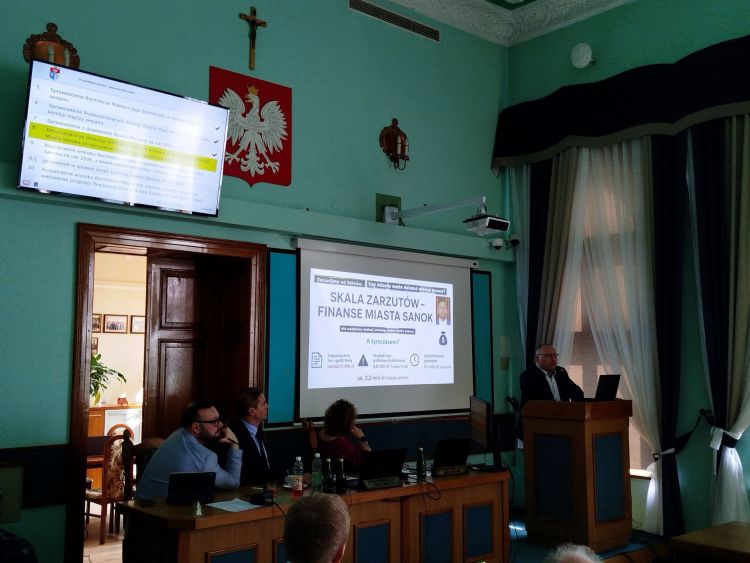 Kontrowersje wokół zarzutów wobec burmistrza Tomasza Matuszewskiego w Sanoku. Dyskusja na XLIX sesji Rady Miasta 1 - Polskie Radio Rzeszów Kontrowersje wokół zarzutów wobec burmistrza Tomasza Matuszewskiego w Sanoku. Dyskusja na XLIX sesji Rady Miasta