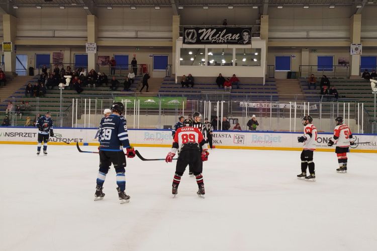 Mistrzostwa Polski Amatorów w&nbsp;hokeju w&nbsp;Sanoku. Niedźwiedzie rozpoczęły turniej