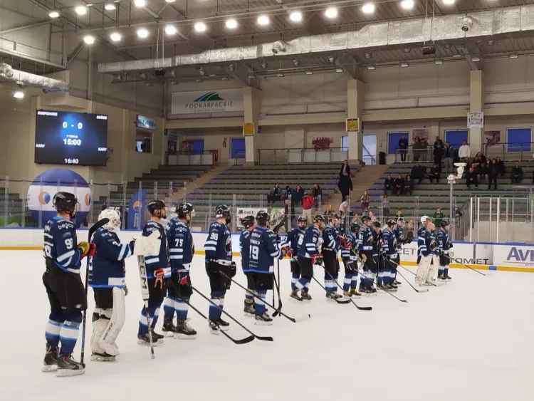 Hokejowe mistrzostwa Polski Amatorów w Sanoku. Niedźwiedzie walczą o awans 1 - Polskie Radio Rzeszów Hokejowe mistrzostwa Polski Amatorów w Sanoku. Niedźwiedzie walczą o awans