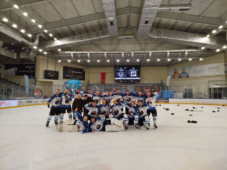 Historyczny sukces Niedźwiedzi Sanok. Awans do amatorskiej elity hokejowej 1 - Polskie Radio Rzeszów Historyczny sukces Niedźwiedzi Sanok. Awans do amatorskiej elity hokejowej