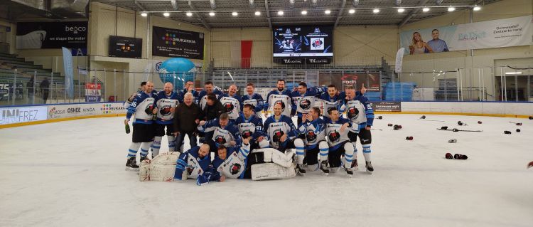 Historyczny sukces Niedźwiedzi Sanok. Awans do amatorskiej elity hokejowej 1 - Polskie Radio Rzeszów Historyczny sukces Niedźwiedzi Sanok. Awans do amatorskiej elity hokejowej