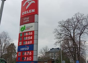 Spadki cen paliw na&nbsp;Podkarpaciu. Stacje dostosowują się do&nbsp;rządowych limitów