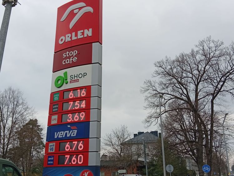 Spadki cen paliw na&nbsp;Podkarpaciu. Stacje dostosowują się do&nbsp;rządowych limitów