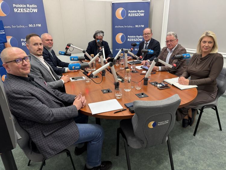 Zadłużenie szpitali powiatowych na&nbsp;Podkarpaciu rośnie. Politycy wskazują przyczyny i&nbsp;rozwiązania