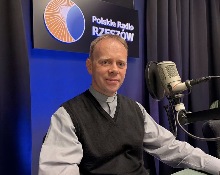 Ks.&nbsp;P.&nbsp;Potyrała: Wolontariusze już drugi dzień zbierają żywność przed&nbsp;sklepami