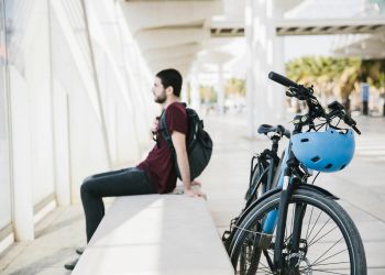 Jak sprawdzić, czy&nbsp;kask rowerowy dobrze pasuje?