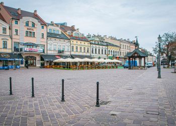 Ogródki letnie wrócą na&nbsp;Rynek w&nbsp;Rzeszowie. Miasto ogłasza przetarg