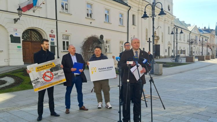 Polska 2050 proponuje ustawowe ograniczenie używania smartfonów w&nbsp;szkołach