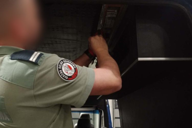 Ponad 17 tys. nielegalnych papierosów przechwyconych w Korczowej. Dwie osoby ukarane - Polskie Radio Rzeszów