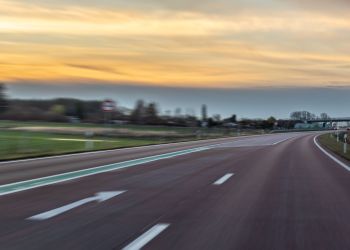 Przewrócona przyczepa rolnicza na&nbsp;A4 w&nbsp;rejonie węzła Łańcut