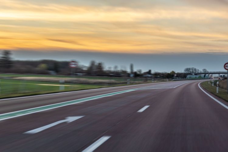 Przewrócona przyczepa rolnicza na&nbsp;A4 w&nbsp;rejonie węzła Łańcut