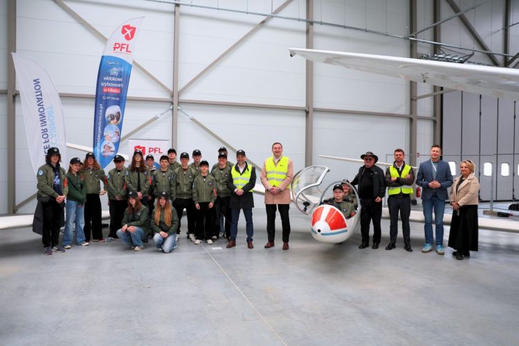 Nowoczesny szybowiec dla uczniów w Mielcu. Będą szkolić się na Grob G103 1 - Polskie Radio Rzeszów Nowoczesny szybowiec dla uczniów w Mielcu. Będą szkolić się na Grob G103