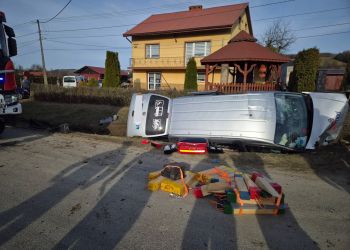 Wypadek busa w&nbsp;Niebocku. Dwie osoby poszkodowane