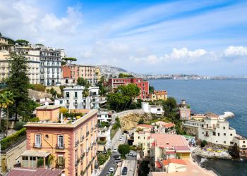 Władze Neapolu wydały zakaz podawania w&nbsp;restauracjach surowych owoców morza