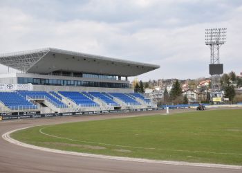 Nowa trybuna na stadionie w Krośnie oddana do użytku. Inwestycja za blisko 29 mln zł 4 - Polskie Radio Rzeszów Nowa trybuna na stadionie w Krośnie oddana do użytku. Inwestycja za blisko 29 mln zł