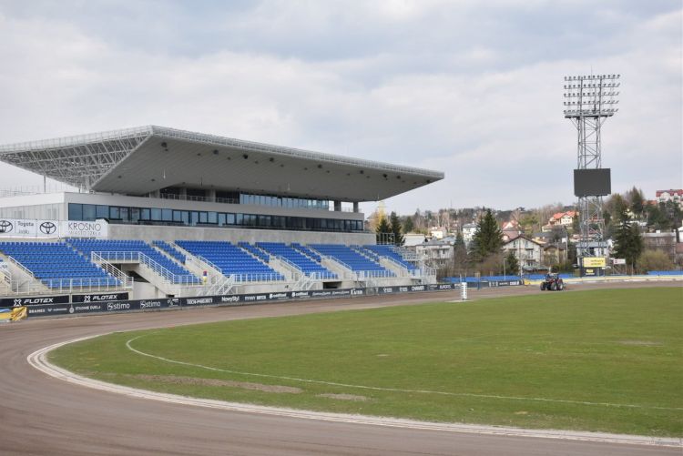 Nowa trybuna na&nbsp;stadionie w&nbsp;Krośnie oddana do&nbsp;użytku. Inwestycja za&nbsp;blisko 29 mln zł