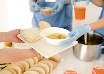 Autobus ciepła wydał ponad 6 tysięcy porcji zupy w Rzeszowie 10 - Polskie Radio Rzeszów Autobus ciepła wydał ponad 6 tysięcy porcji zupy w Rzeszowie