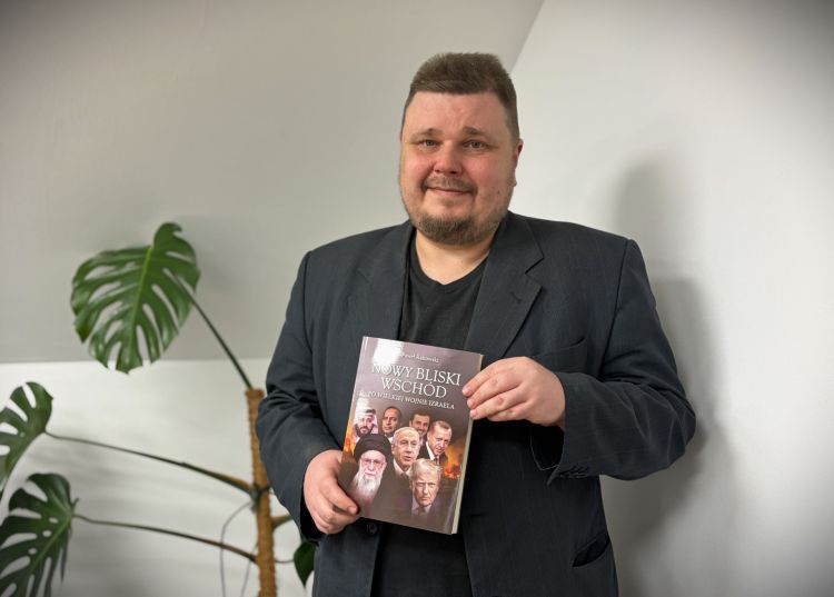 Paweł Rakowski o swojej książce „Nowy Bliski Wschód. Po wielkiej wojnie Izraela" 1 - Polskie Radio Rzeszów Paweł Rakowski o swojej książce „Nowy Bliski Wschód. Po wielkiej wojnie Izraela”