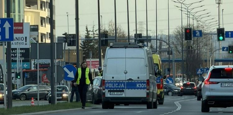 Utrudnienia na alei Rejtana po zdarzeniu drogowym z udziałem motocyklisty 1 - Polskie Radio Rzeszów Utrudnienia na alei Rejtana po zdarzeniu drogowym z udziałem motocyklisty