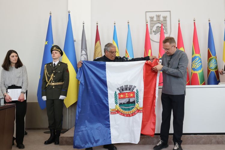 Brazylijczyk przejechał ponad 10 tysięcy kilometrów, by&nbsp;odwiedzić grób syna we&nbsp;Lwowie