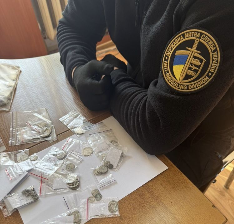 Próba przemytu 223 zabytkowych monet. Kobieta zatrzymana na&nbsp;granicy