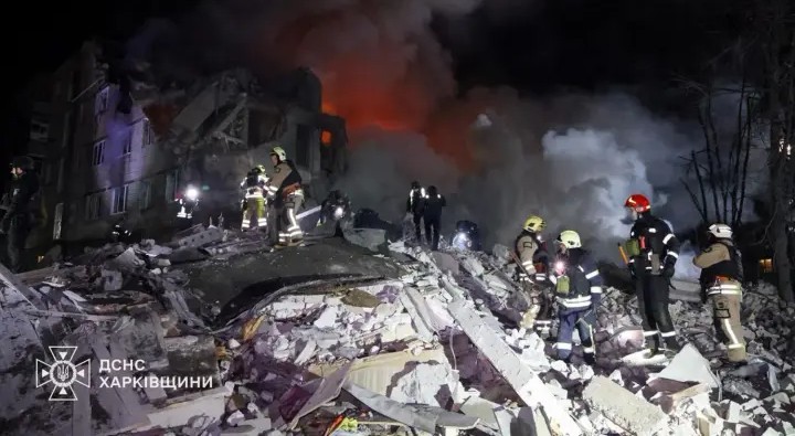 Zmasowany atak Rosji na&nbsp;Ukrainę. Rakiety uderzyły w&nbsp;blok w&nbsp;Charkowie