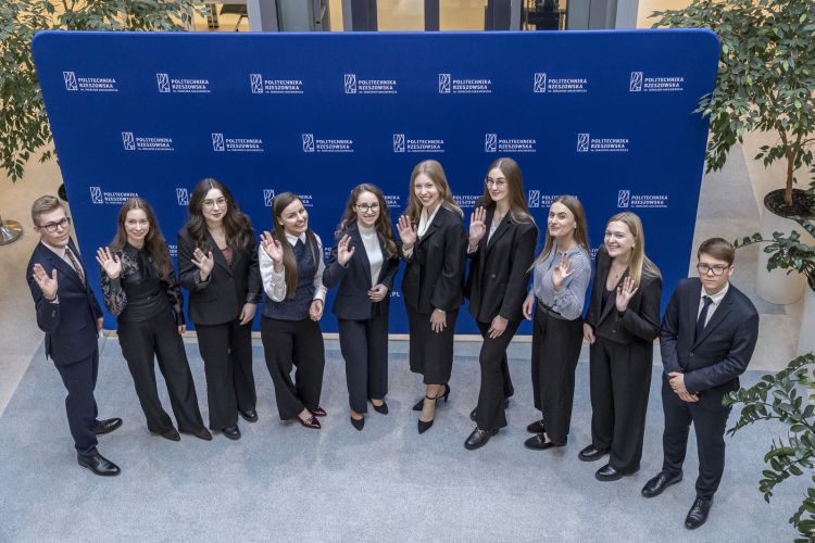Studenci Politechniki Rzeszowskiej ze&nbsp;stypendiami ministra. 12 osób wyróżnionych
