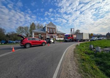 Zderzenie osobówek w&nbsp;miejscowości Trześniów. Pasażerka zabrana do&nbsp;szpitala, utrudnienia na&nbsp;drodze
