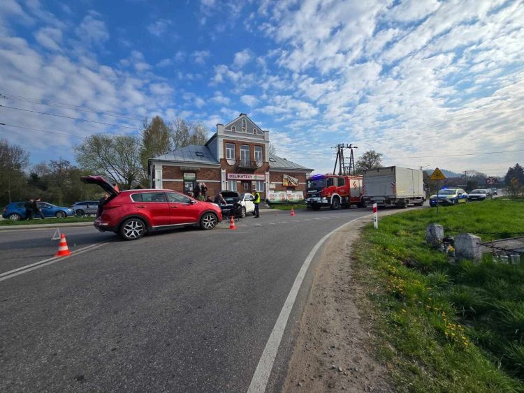 Zderzenie osobówek w&nbsp;miejscowości Trześniów. Pasażerka zabrana do&nbsp;szpitala, utrudnienia na&nbsp;drodze