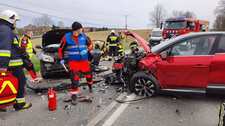 Czołowe zderzenie w Grabownicy Starzeńskiej. Lądował śmigłowiec LPR, droga zablokowana 1 - Polskie Radio Rzeszów Czołowe zderzenie w Grabownicy Starzeńskiej. Lądował śmigłowiec LPR, droga zablokowana
