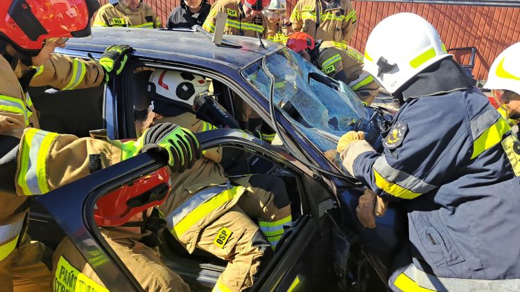 Szkolenie, które przygotowuje do&nbsp;akcji. Kolejna edycja kursu strażaka ochotnika w&nbsp;Krośnie zakończona