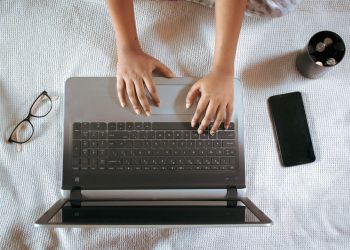 Sprzęt do&nbsp;pracy, nauki i&nbsp;rozrywki – jak wybrać mądrze i&nbsp;nie&nbsp;przepłacić?