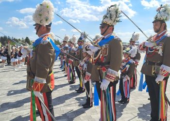 Barwna parada straży grobowych w&nbsp;Tryńczy. Wielkanocna tradycja wciąż żywa