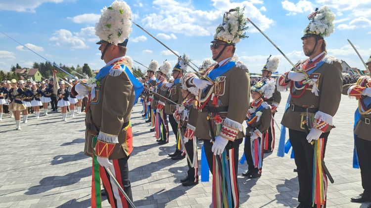 Barwna parada straży grobowych w&nbsp;Tryńczy. Wielkanocna tradycja wciąż żywa