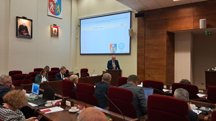Sejmik Podkarpacki obradował do nocy. Dyskusje o szpitalach, etyce i inwestycjach 1 - Polskie Radio Rzeszów Sejmik Podkarpacki obradował do nocy. Dyskusje o szpitalach, etyce i inwestycjach