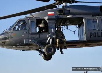 Policyjna akcja z&nbsp;użyciem Black Hawka, zatrzymano 11 osób