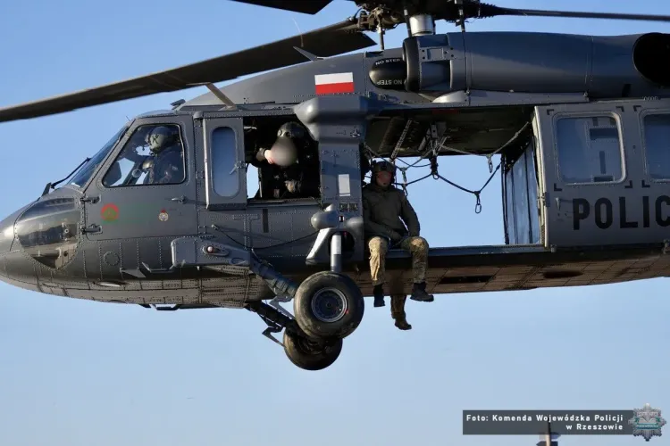 Policyjna akcja z&nbsp;użyciem Black Hawka, zatrzymano 11 osób