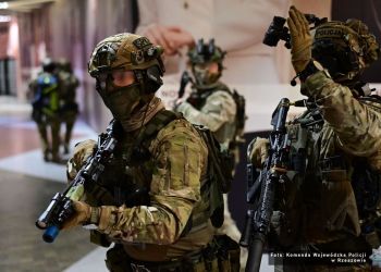 Szturm, ewakuacja i&nbsp;akcja ratunkowa w&nbsp;galerii handlowej. Ćwiczenia kontrterrorystów [WIDEO]