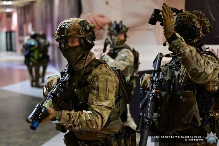 Szturm, ewakuacja i&nbsp;akcja ratunkowa w&nbsp;galerii handlowej. Ćwiczenia kontrterrorystów [WIDEO]