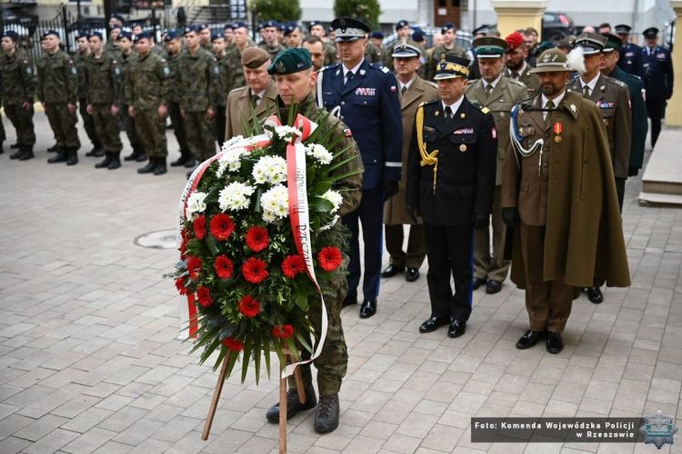 Rzeszów uczcił 86. rocznicę Zbrodni Katyńskiej. Uroczystości i apel pamięci 1 - Polskie Radio Rzeszów Rzeszów uczcił 86. rocznicę Zbrodni Katyńskiej. Uroczystości i apel pamięci