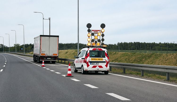 Utrudnienia na&nbsp;A4 w&nbsp;Mrowli. Ciężarówka przebiła bariery i&nbsp;wpadła do&nbsp;rowu [AKTUALIZACJA]