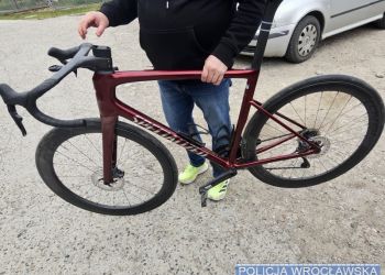 Złodziej roweru, uciekając przed policją, wjechał na trasę wyścigu i wyprzedził peleton 2 - Polskie Radio Rzeszów Złodziej roweru, uciekając przed policją, wjechał na trasę wyścigu i wyprzedził peleton