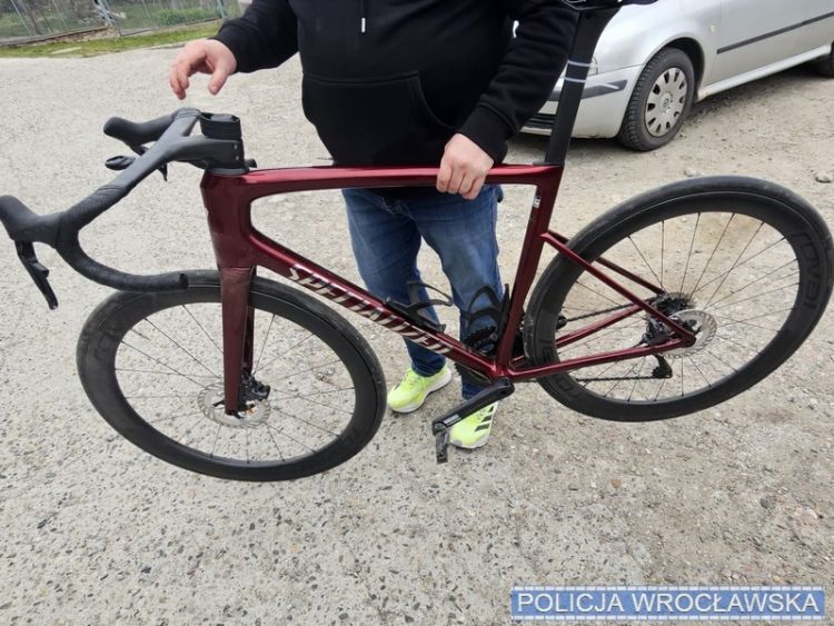 Złodziej roweru, uciekając przed&nbsp;policją, wjechał na&nbsp;trasę wyścigu i&nbsp;wyprzedził peleton