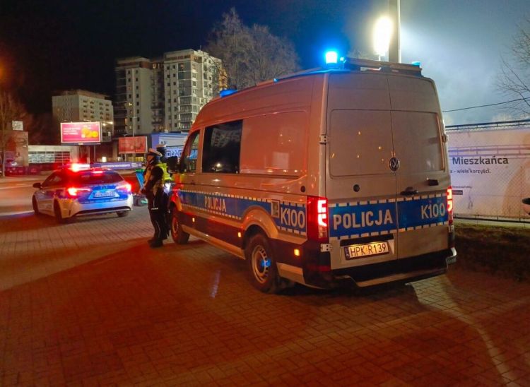 Po zakończonym meczu w Rzeszowie odpalili race, grozi im do 5 lat więzienia 1 - Polskie Radio Rzeszów Po zakończonym meczu w Rzeszowie odpalili race, grozi im do 5 lat więzienia