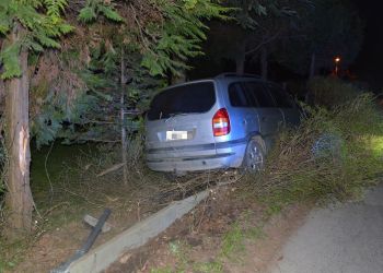 Pijany 16-latek rozbił auto na&nbsp;ogrodzeniu. Nie&nbsp;miał prawa jazdy