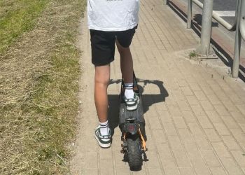 Nastolatek ranny po upadku z hulajnogi elektrycznej 2 - Polskie Radio Rzeszów Nastolatek ranny po upadku z hulajnogi elektrycznej