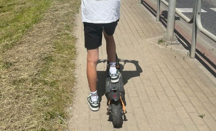 Nastolatek ranny po upadku z hulajnogi elektrycznej 1 - Polskie Radio Rzeszów Nastolatek ranny po upadku z hulajnogi elektrycznej