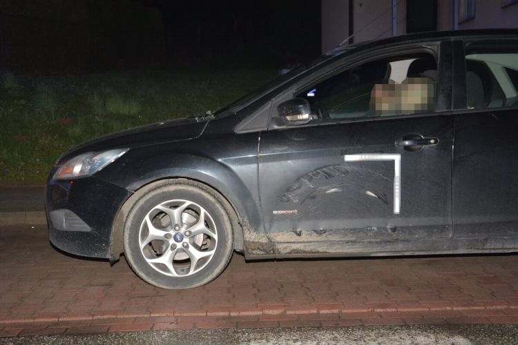 Zajeżdżał drogę i&nbsp;celowo uderzył w&nbsp;auto. Tłumaczył, że&nbsp;chciał porozmawiać z&nbsp;partnerką
